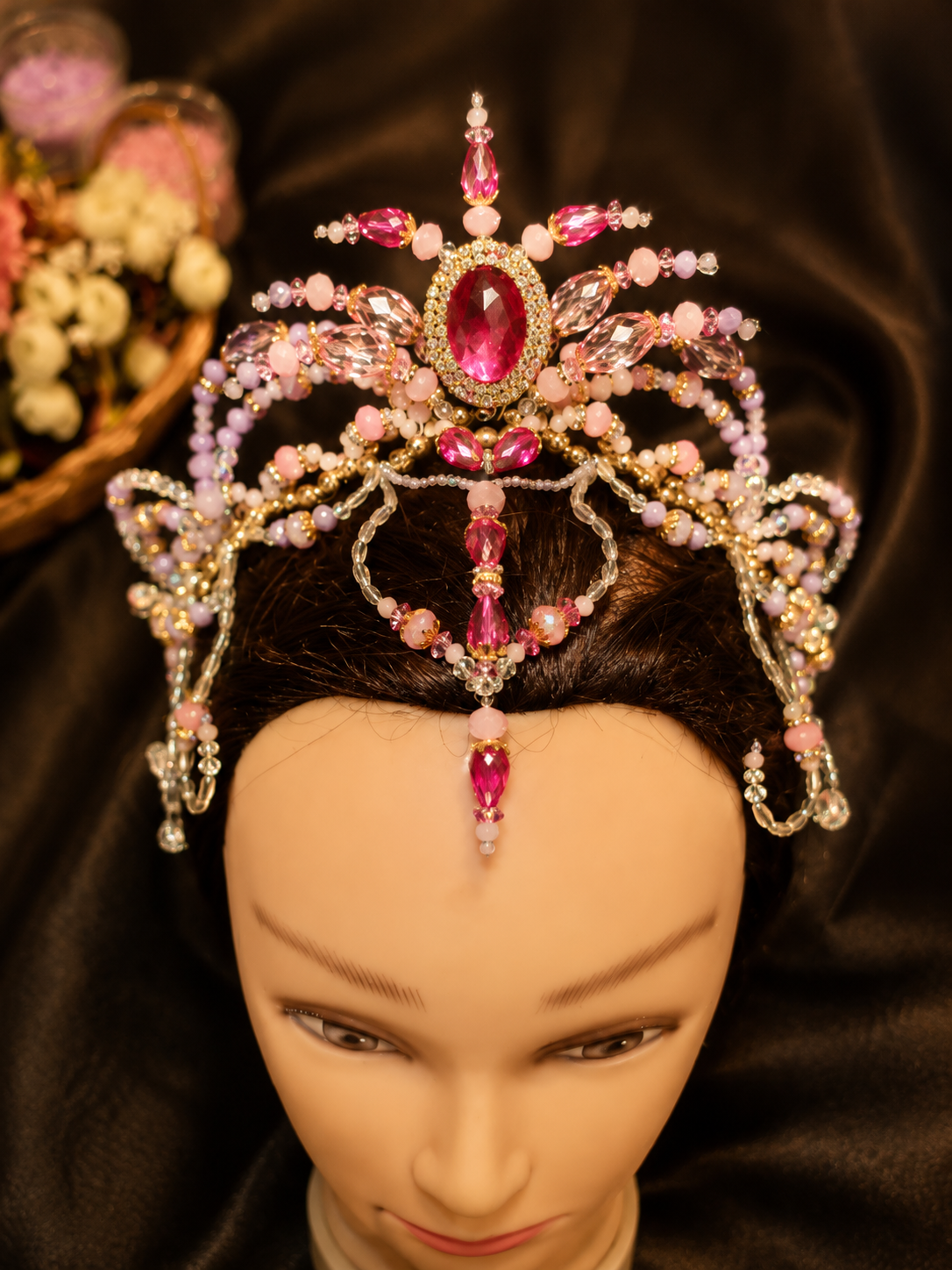 Tiara dourada artesanal em detalhe