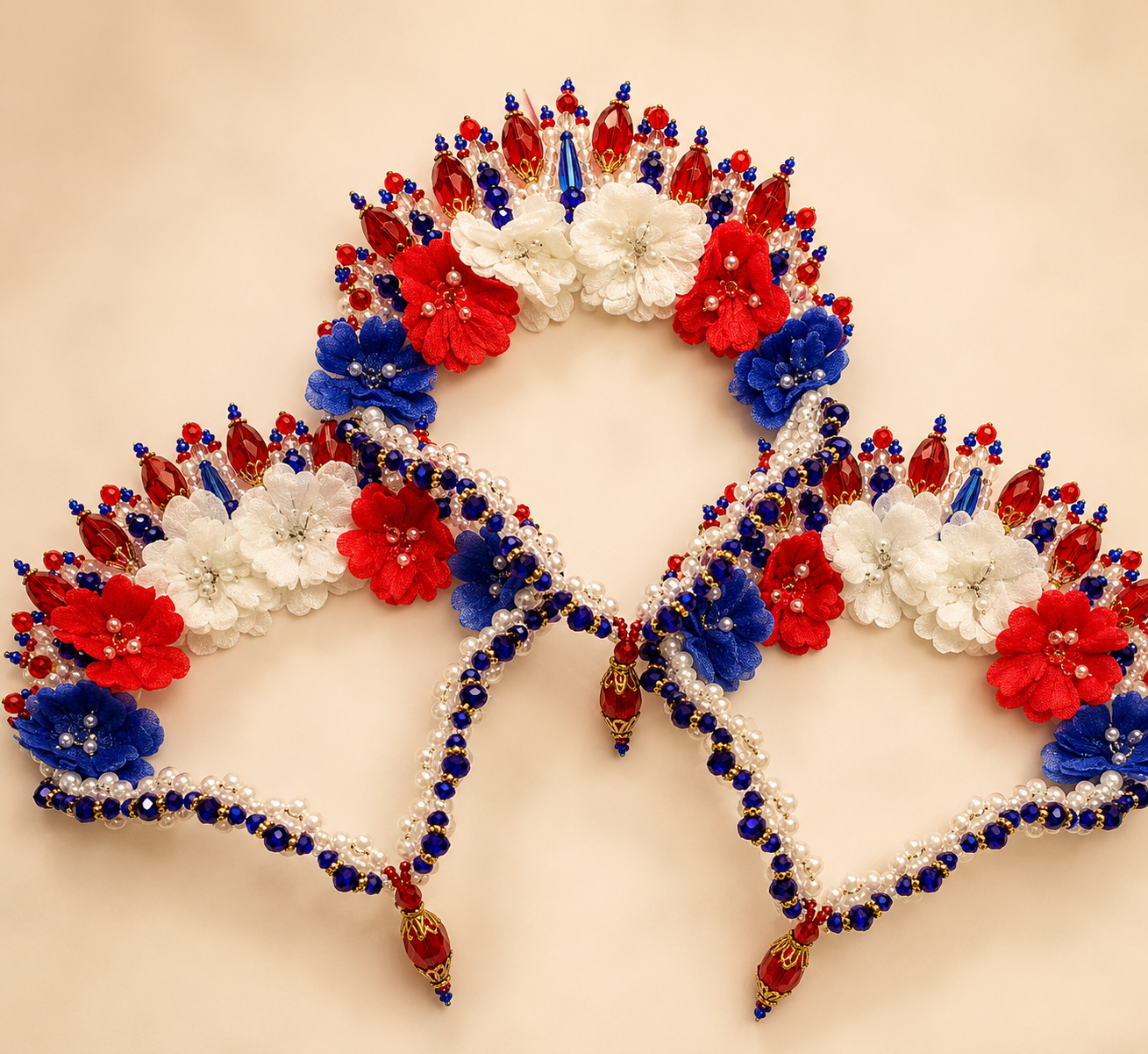 Tiaras temáticas em vermelho, branco e azul para apresentação escolar